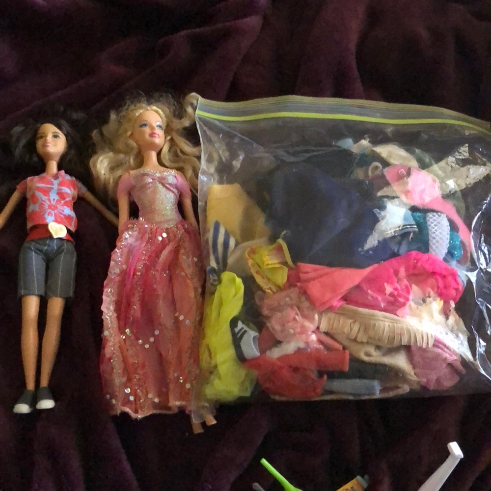 Barbies w/ clothes and dining set